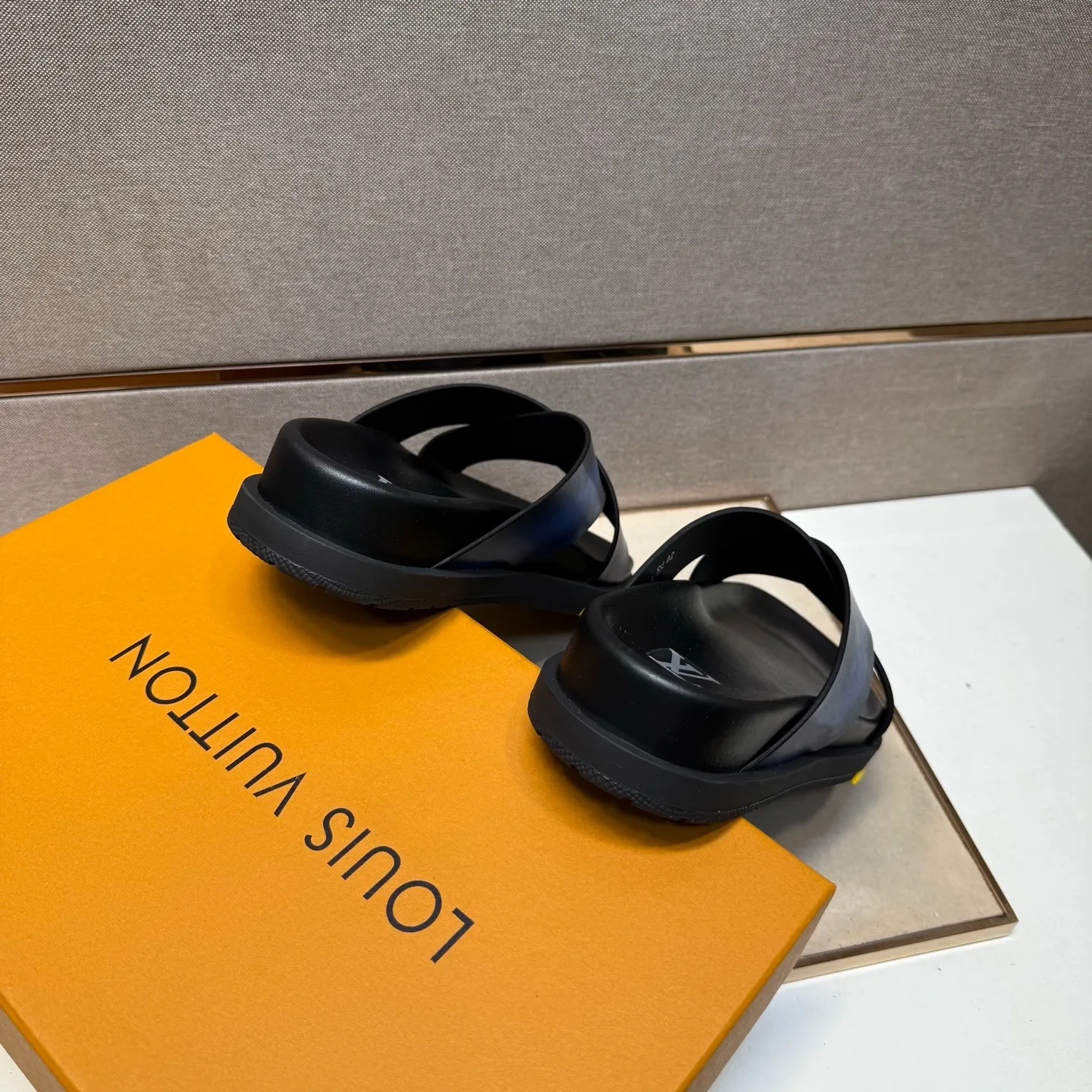 Men's men's shoes 💰pp420 [LV～] Men's casual slippers 2025z cabinet sales simultaneously 🔶Size: 38-44#️⃣ 🔷4 colors🔜The upper is made of cowhide stitching ➕Cowhide lining, comfortable and breathable, sole: original comfortable, wear-resistant and non-slip outsole, ⚠️Real 📱Photography🎬The real thing is better📢📢📢